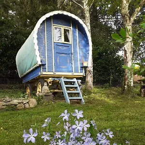 Tente de luxe Retraite Rustique En Bordure De Forêt à La Campagne, Belle-Isle-en-Terre